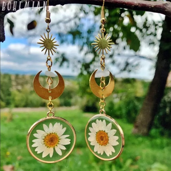 Jewelry - 🌙 Pressed Petal Daisy BOHO Crescent Moon 🌙